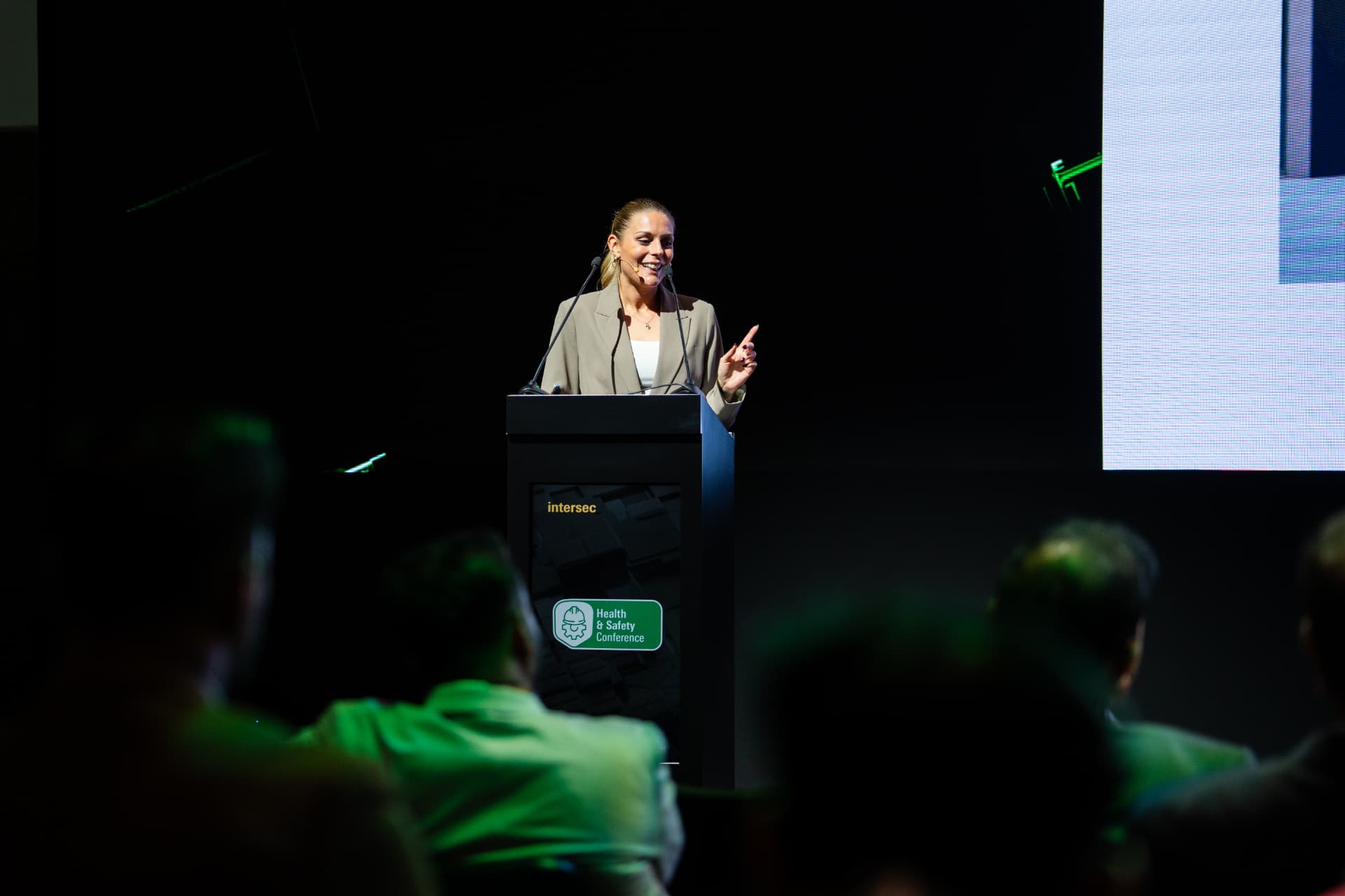 Christin Weil als Keynote Speakerin auf der Bühne